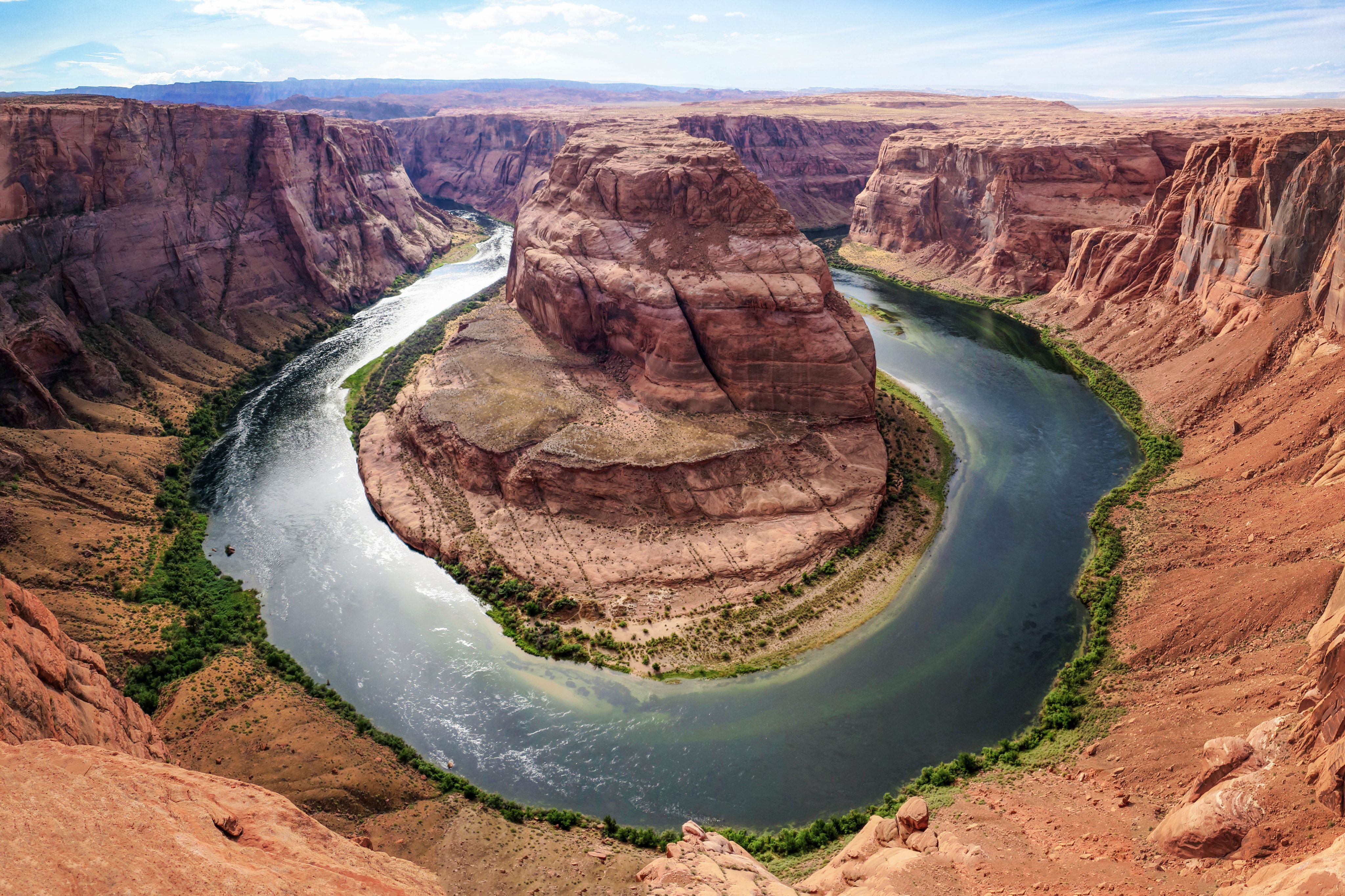 Horsesheo bend at the Grand Canyon where the Colorado curves around a large rock formation in an "o" shape