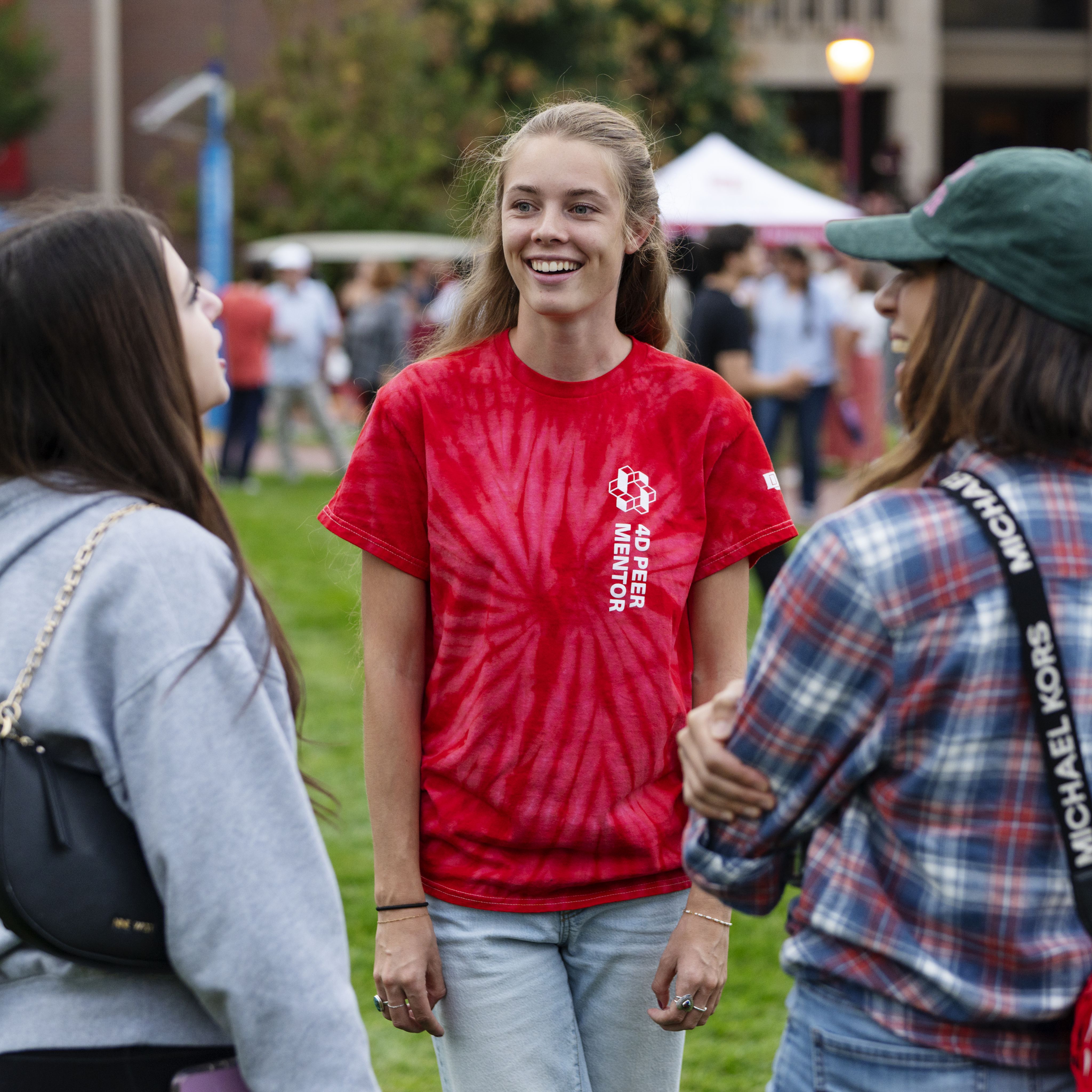 A 4D peer mentor speaks with students.