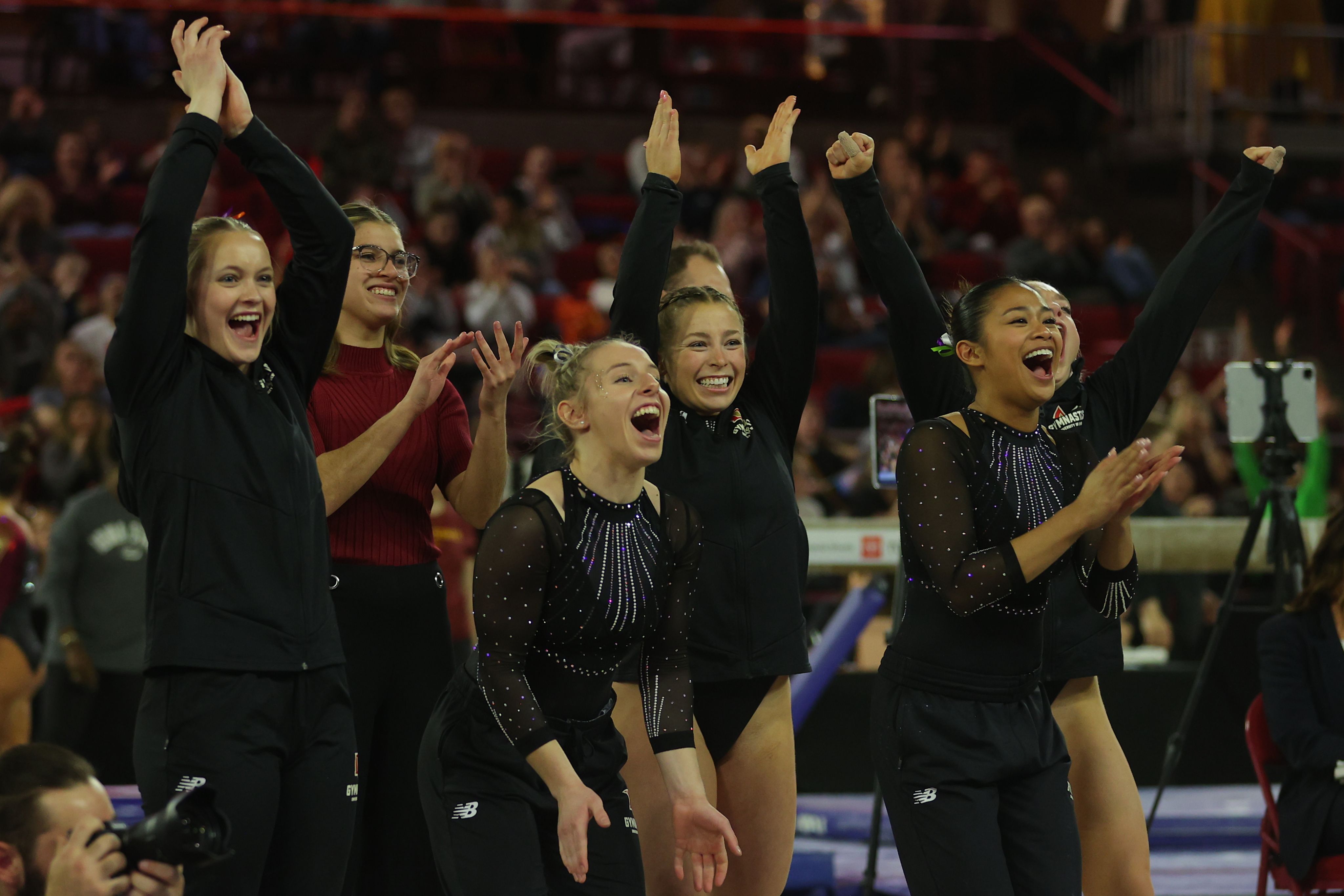 DU Gymnasts cheering