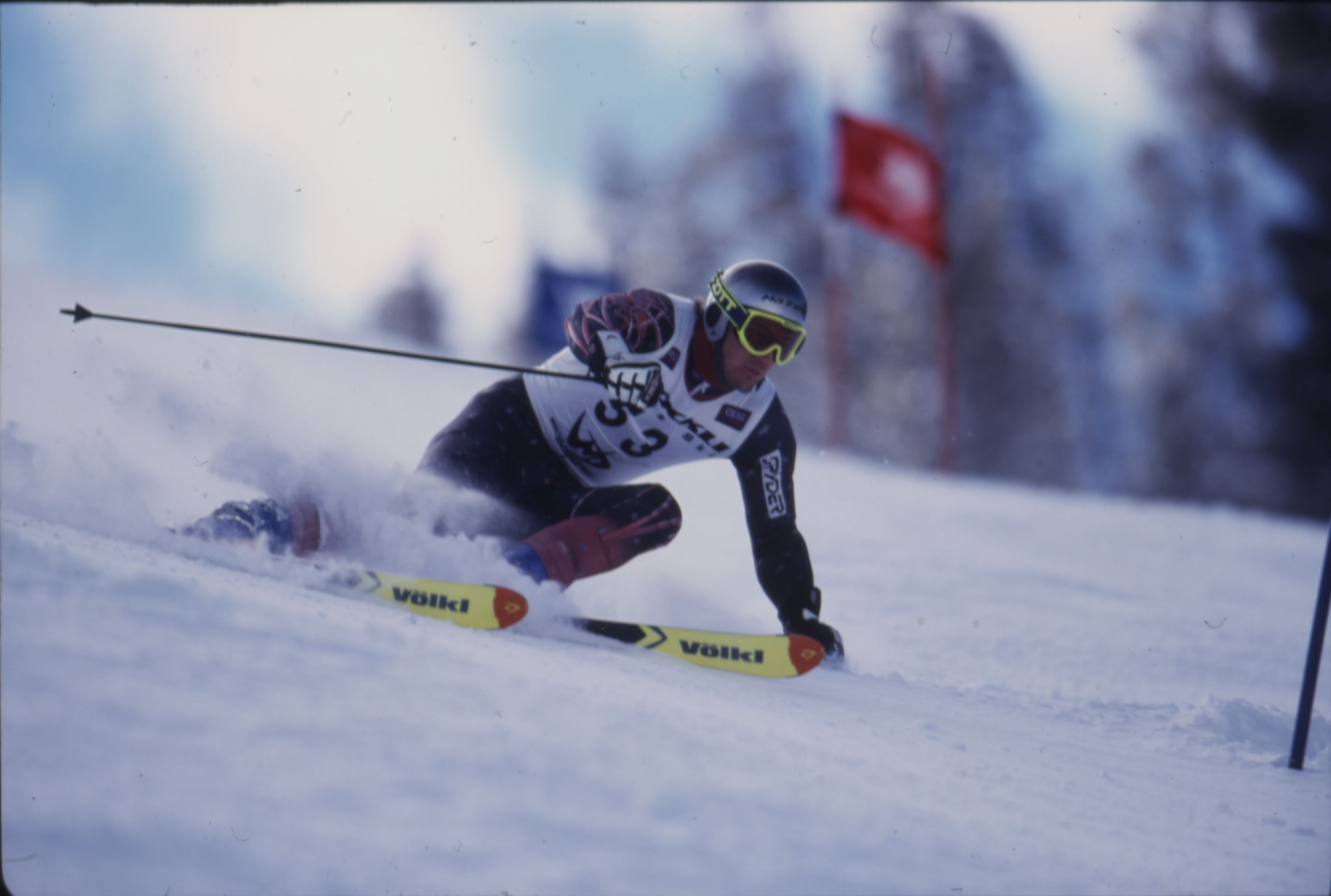 Wittusen skis in bib number 52 at a fast speed down the hill with only the left edges of his skis touching the slopes. 