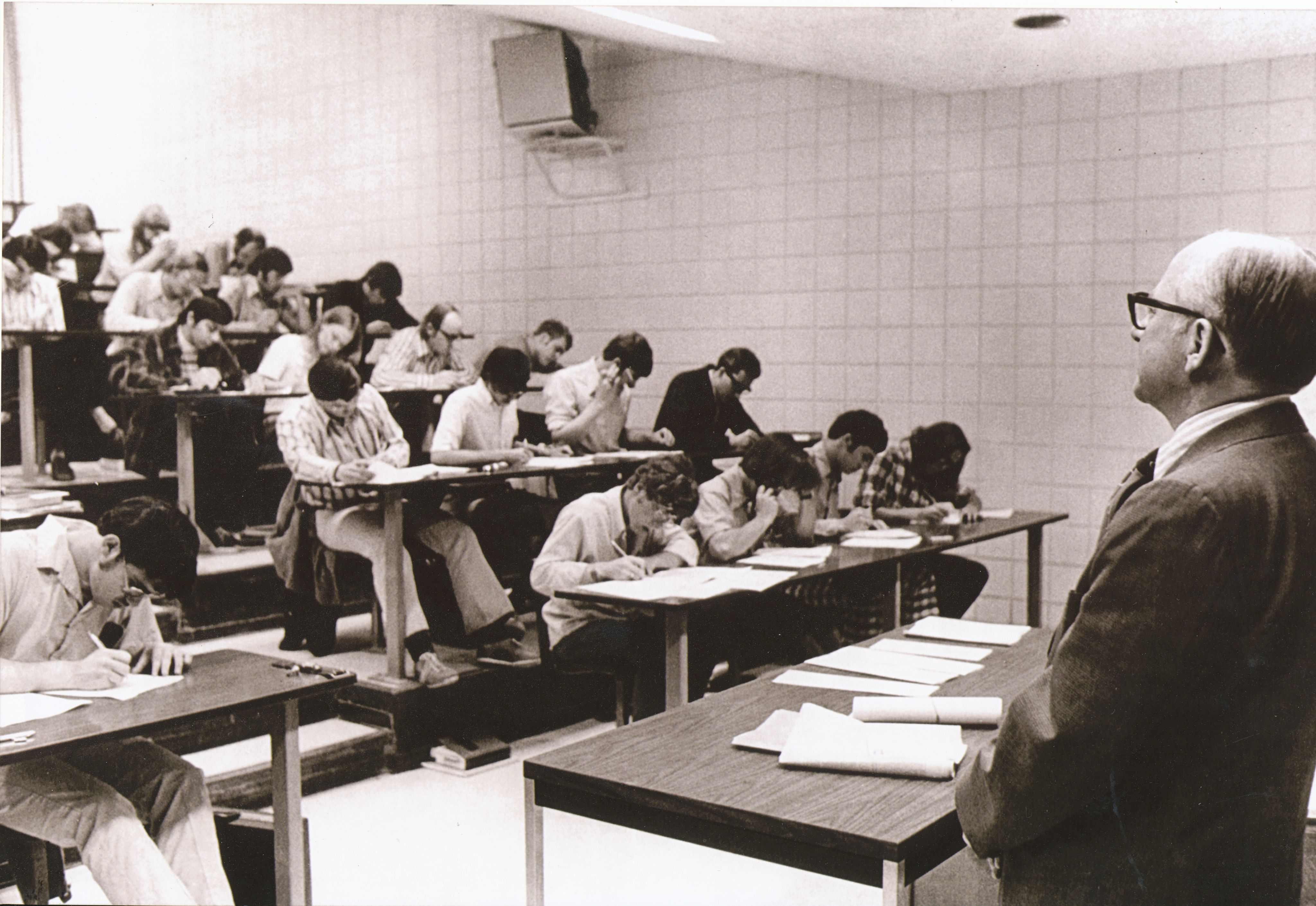 Jerry Kesselman lecturing to a classroom full of students 