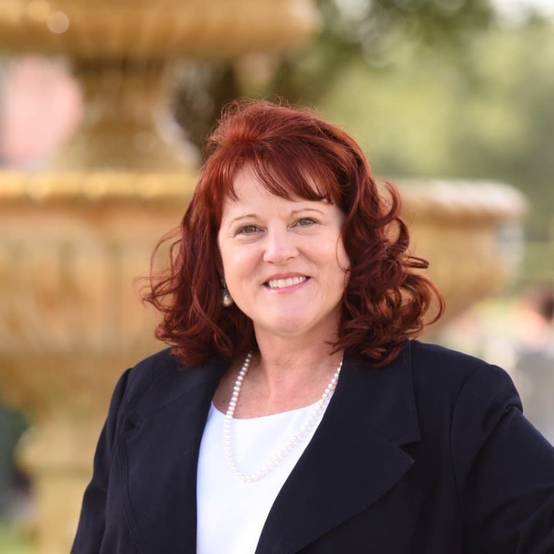 Portrait photo of Julie Allen