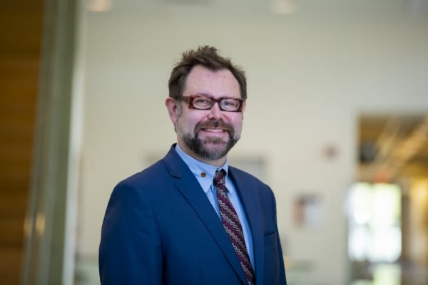 Headshot of Elliott King.